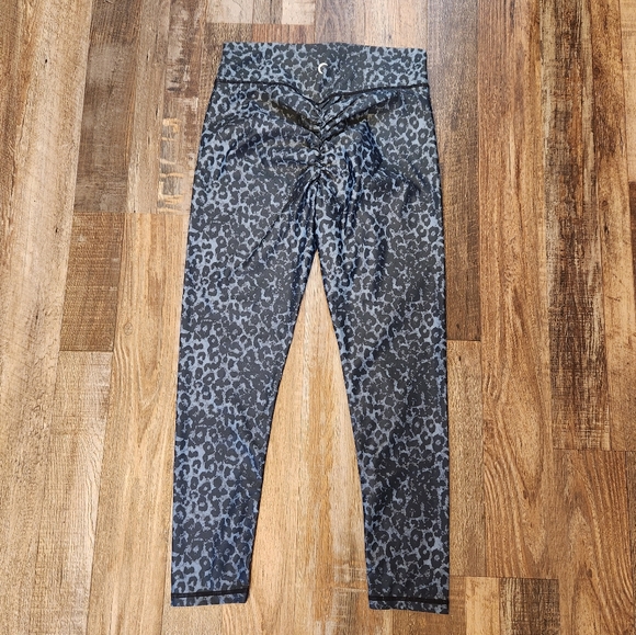 Zyia Stone Leopard Scrunchy Light and Luxe Leggings With Ruched Butt Seam - Picture 2 of 8